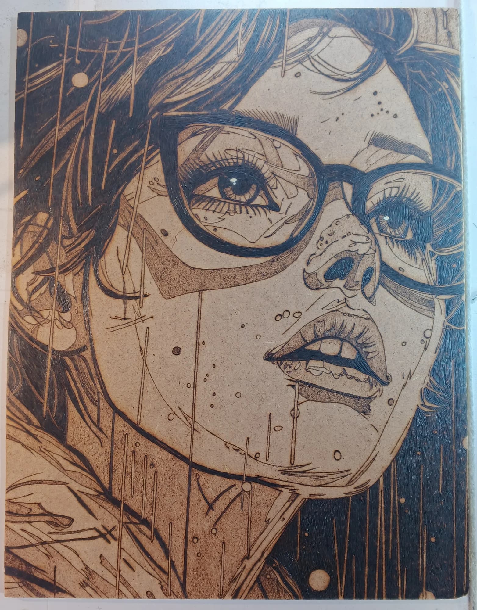 Lluvia sobre la Mirada: Retrato con Lentes